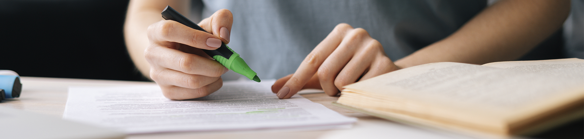 Person markiert Text mit grünem Filzstift