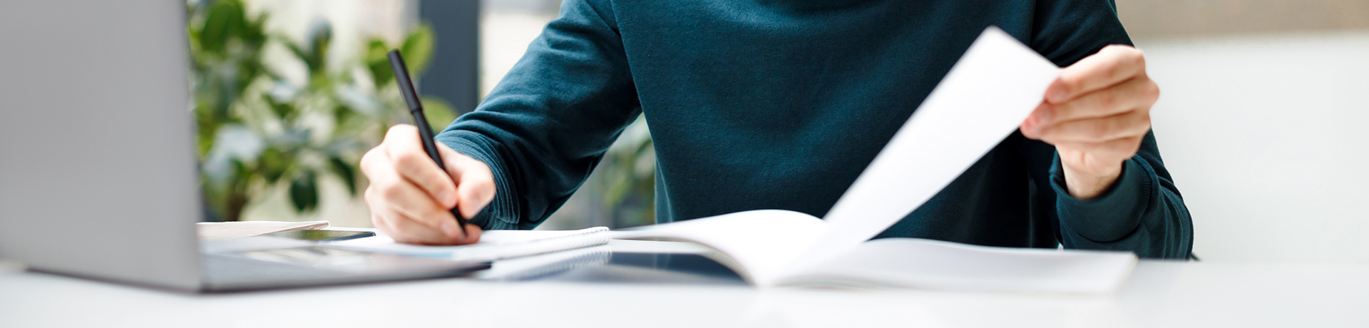 Student blättert nachdenklich durch seine Unterlagen