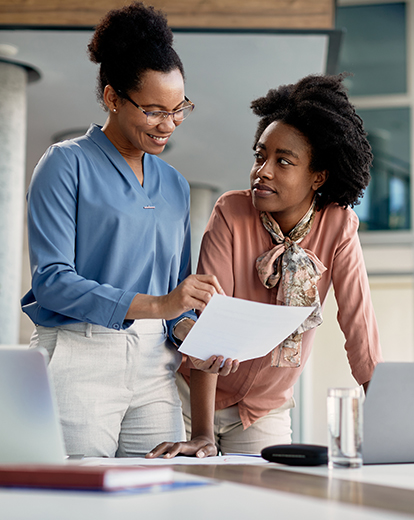 Junge Frau entspannt mit Kopfhörern zurückgelehnt auf einer Couch