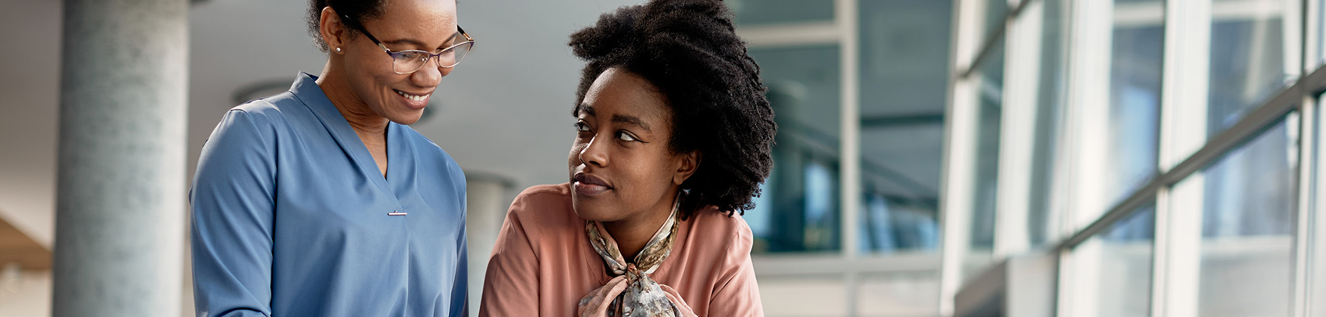 Junge Frau entspannt mit Kopfhörern zurückgelehnt auf einer Couch