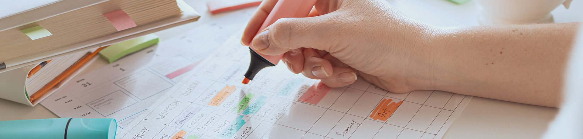 Textmarker markiert einen Terminplan