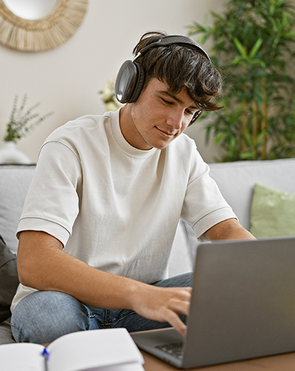 Junger Mann zufrieden vor einem Laptop