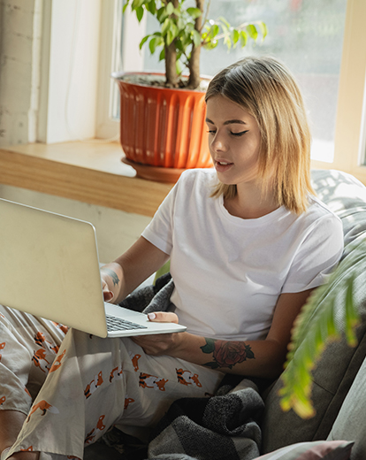 Junge Frau am Laptop 