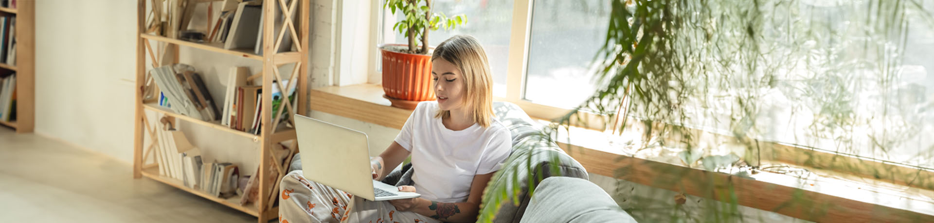 Junge Frau am Laptop