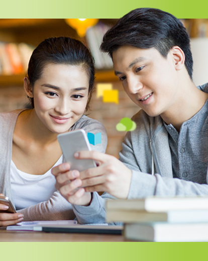 Zwei Studierende schauen gemeinsam in ein Smartphone.