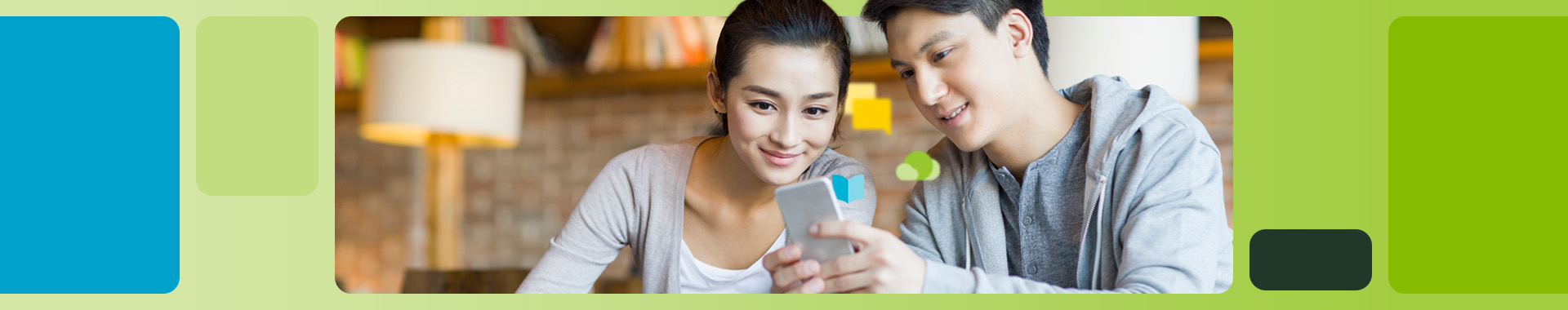 Zwei Studierende schauen gemeinsam in ein Smartphone.