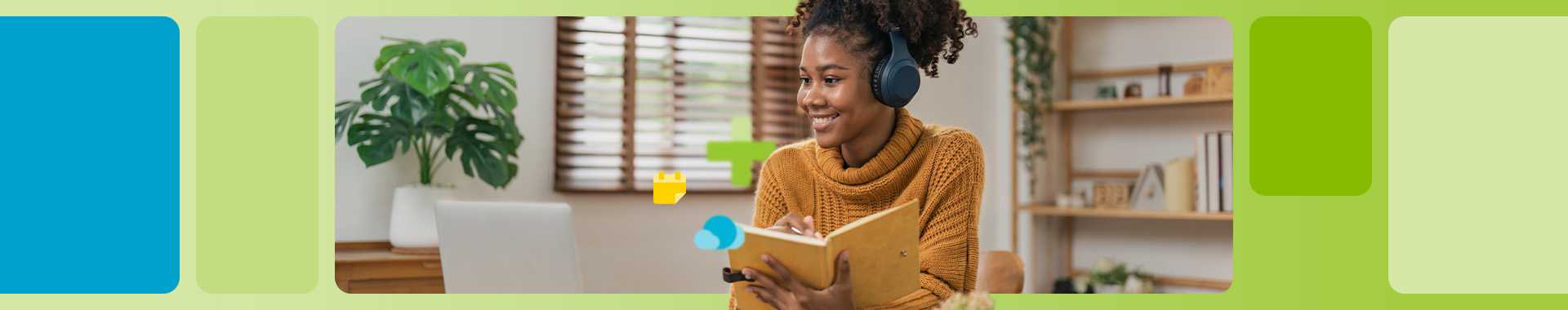 Junge Frau mit Kopfhörern sitzt vor ihrem Laptop und lächelt.