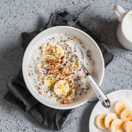 Schale mit geschnittenen Bananen in einem Müsli